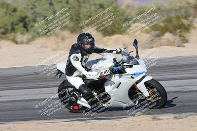 media/Dec-01-2025-Moto Forza (Mon) [[2daa91e15f]]/3-Beginner Group/Session 4 Turn 9/